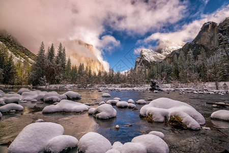 Yosemite公园美冬季加利福尼亚州风暴日落天空图片