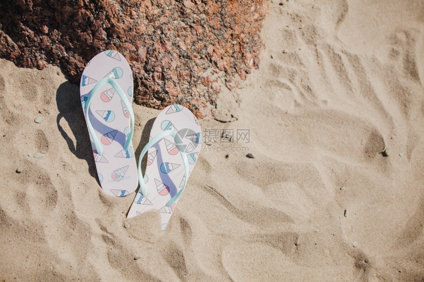 沙滩上的凉鞋图片