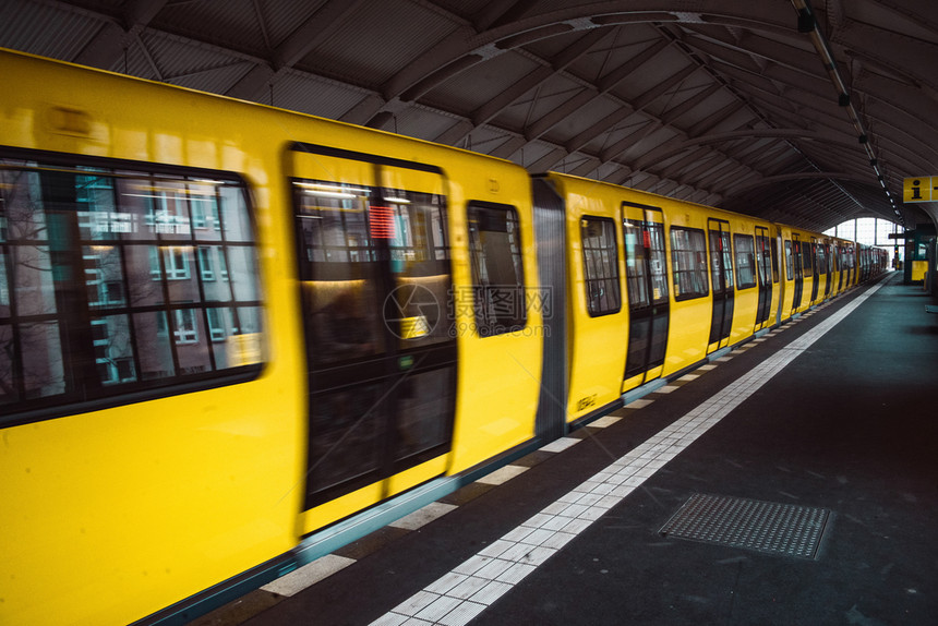 柏林市UBahn公共运输地铁内下站的黄色模糊地铁列车平台过境黄色的图片