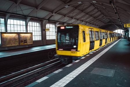 铁路柏林市UBahn公共运输地铁内下站的黄色模糊地铁列车黄色的等待图片