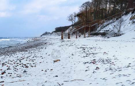 海滨冬季风景下至海的降水和滩上雪下至海边的降水和滩上雪陡沙丘银行图片