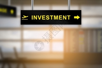 风险公司的投资在机场标志板上背景和复制空间模糊且股票木板高清图片素材