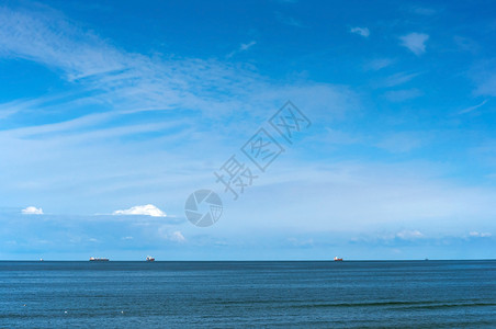 沙洲码头日落蔚蓝的大海和天景小船蔚蓝的大海和天图片