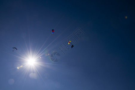 运动滑翔机伞在天空中飞行滑翔伞在天空中飞行滑翔伞运动员图片