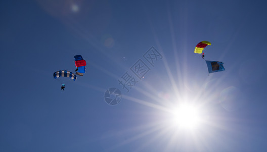 努力滑翔伞在天空中飞行滑翔伞在天空中飞行滑翔伞闲暇图片