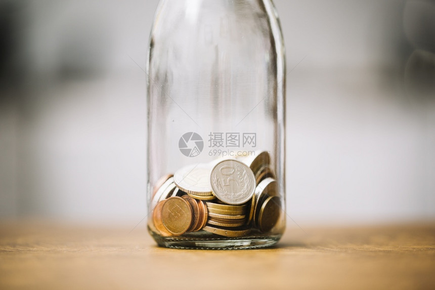 现金高分辨率照片硬币玻璃瓶木板面优质照片高品银行业生活图片