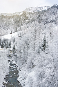 十二月美丽的冬季风景在苏威斯阿尔卑山蓝色的冬天阳光高清图片素材