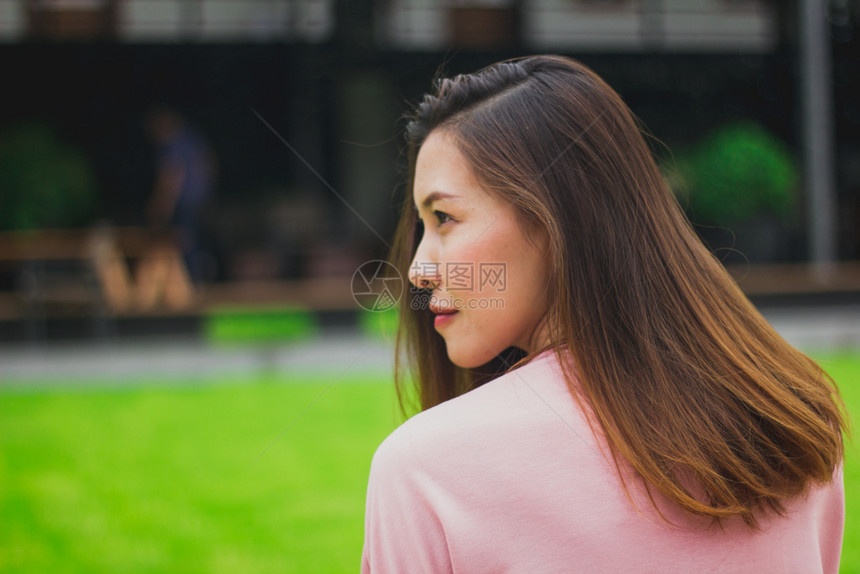 那个女人转过头回看美丽的成人模型图片