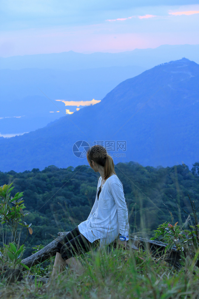 自然草地徒步旅行者女人的后背是山上风景图片