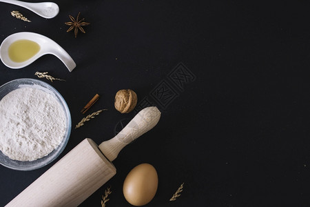 烘焙原料擀面杖黑色背景白的打浆机自然图片