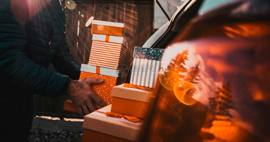 白种人圣诞老将礼物盒装进汽车的人子图片
