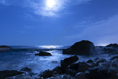 冷静的月满天海水景神秘图片