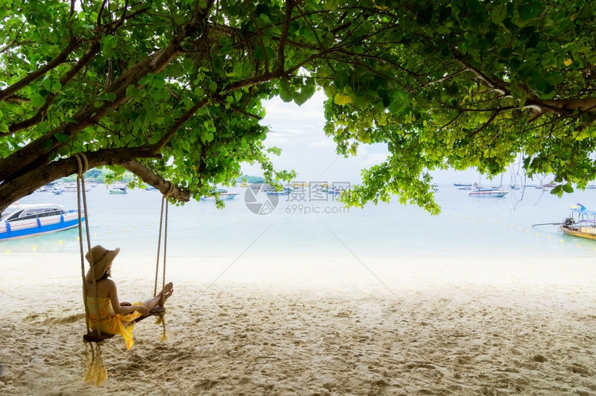水穿比基尼的亚洲旅行女乘比基尼在木摇摆上放松寻找美丽的目地海滨菲岛安达曼海克拉比泰国旅行暑假和度旅行夏天蓝色的图片