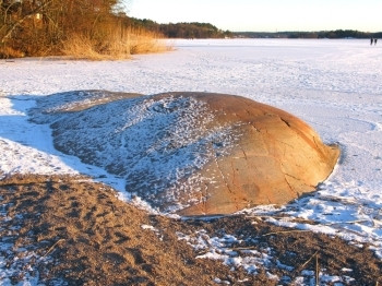 美丽的花岗岩上粉雪冬季风景细节瑞典斯德哥尔摩冷静的下雪图片