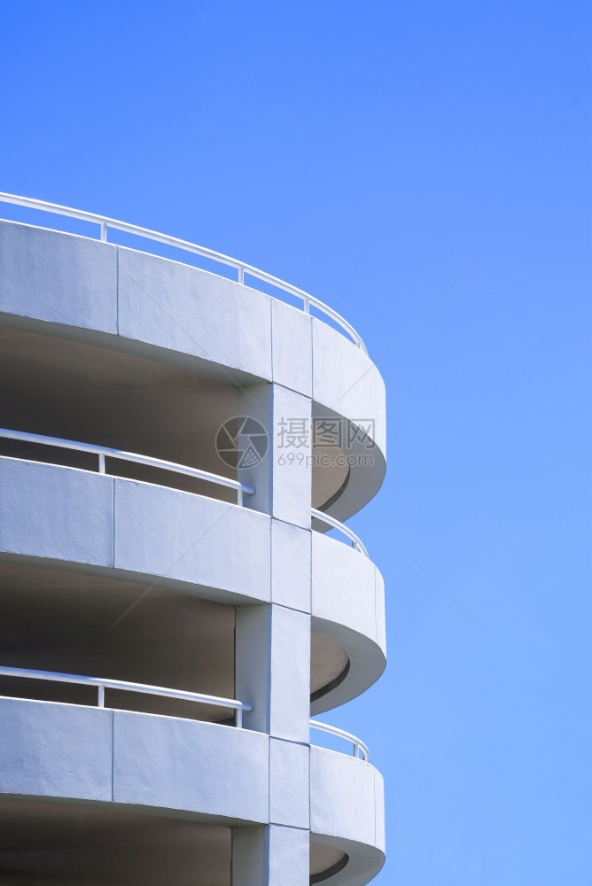 垂直框架蓝色天空背景的停车场大楼螺旋坡道垂直框蓝天背景曲线具体的部图片