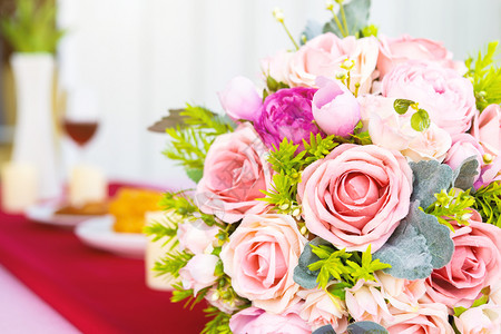 情人节概念红玫瑰和粉的花束放在餐桌上的食物午在厅背景中晚庆典爱图片