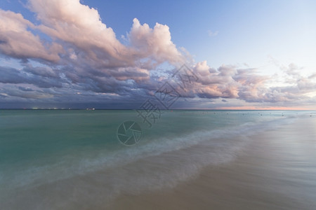 加勒比海滩日落的景象加勒比海滩日落之景阳光天空树图片