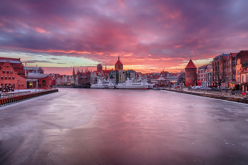 波兰莫特拉瓦河上的格丹斯克日落冬季观望波兰莫特拉瓦河上的格丹斯克日落冬季展望旅游冰城市景观图片