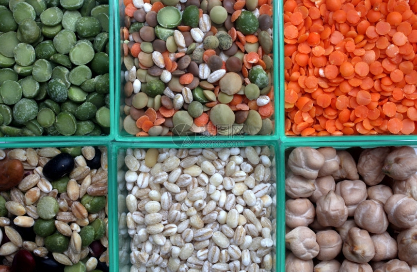 混合不同的各种豆类和谷物紧闭着脉冲图片