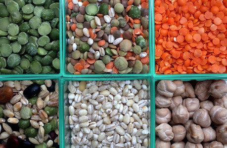 混合不同的各种豆类和谷物紧闭着脉冲图片