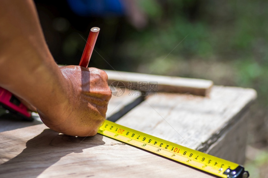 宽度工作场所计量的木匠用铅笔和手工测量胶带木制的金属图片
