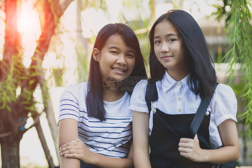 幸福人们爱两个亚裔青少年的笑脸站在户外图片