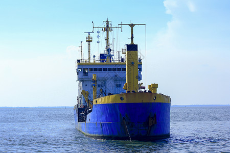 大型油轮航行在海上高清图片