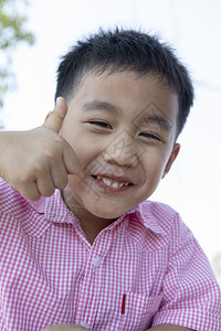 亚裔儿童快乐的情绪面笑学步的儿童衬衫男图片