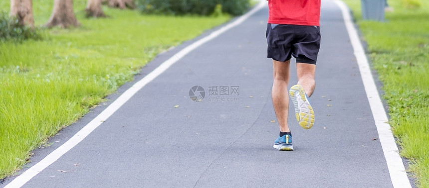 年轻的在公园户外运动的男青年穿运动服在公园的男青年跑步子在路上慢跑亚洲人Athlete早上走路和锻炼健康的生活方式和锻炼概念运动图片
