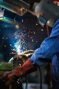制造业工程焊在车库里接工厂的业人在焊接钢结构工作焊在车库里接工厂的业人在焊接钢结构技能的焊接的高清图片素材