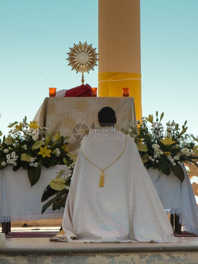 神圣下跪语料库祭司在Altar和金骨质外门教堂前的Altar面前图片