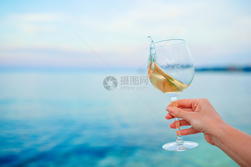 在日落的热带海滩上喝杯白葡萄酒在热带海滩上喝杯白葡萄酒霞多丽生活天空图片