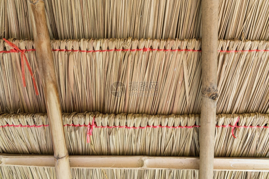 复古的乡间小屋内带竹子框的被吊着屋顶图案墙纸干燥图片