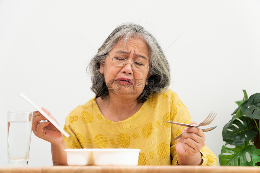 准备好女疲劳的亚洲年长妇女厌食症不高兴拒绝随时饭食老人独居无聊食物没有胃口等图片