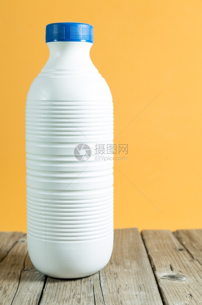 塑料带有颜色背景的桌上牛奶瓶有机农场图片