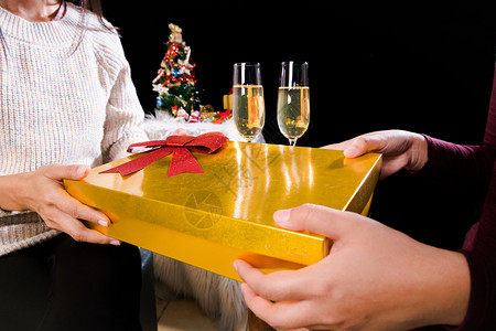 前夕圣诞新年晚会用香槟和树来装饰十二月瓶子图片