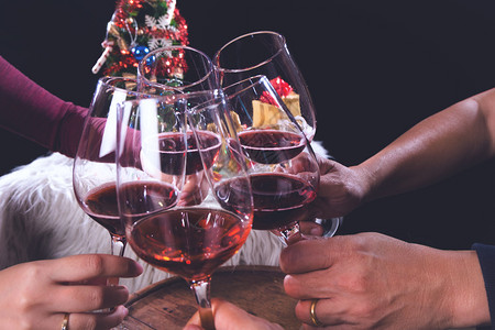 起泡的圣诞新年晚会用香槟和树来装饰卡片吐司图片