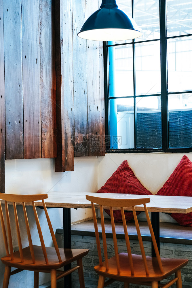 内置行业木制的带有桌椅和的咖啡厅座位面积图片