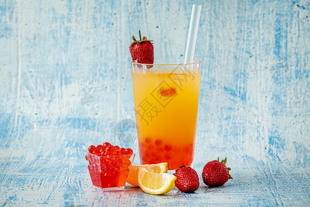 结石蓝本底含泡茶的柠檬水果鸡尾酒图片
