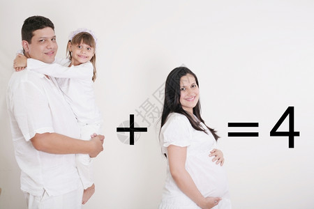 男生与父亲和小女孩一起幸福的怀孕母亲有父和小女儿卡斯蒂略图片