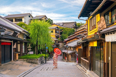 天际线传统在日本京都老城红伞横田的日本女孩路面图片