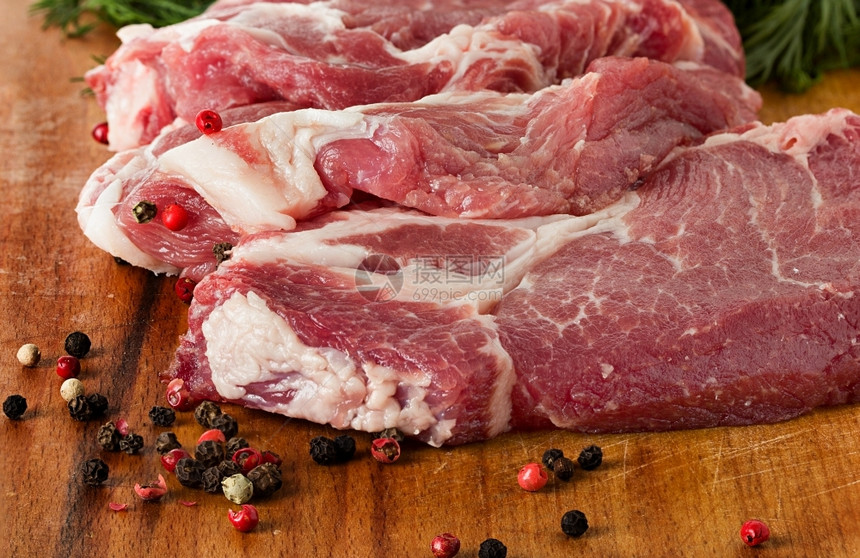 牛肉黑木桌上的生猪肉牛排鱼片腰部图片