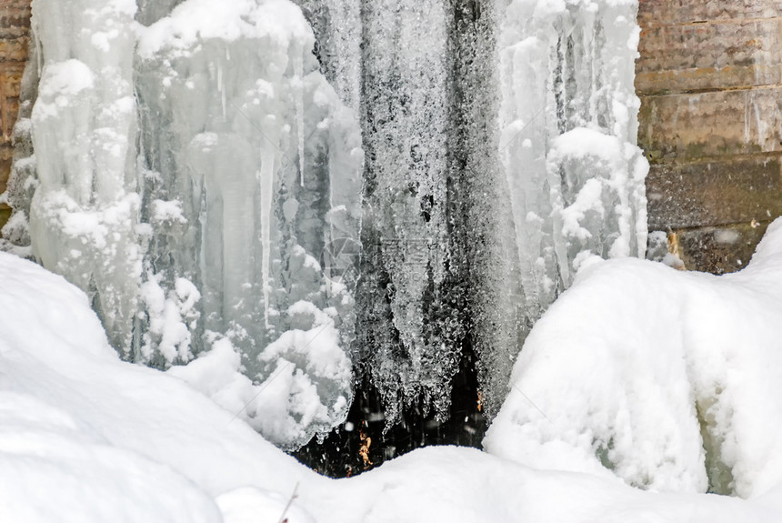 水晶瀑布的冷冻喷水式器白色的雪图片