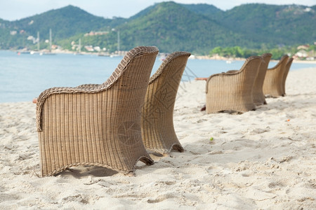 海边的沙滩椅子图片