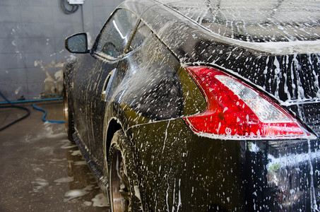 商业屏幕泡沫用肥皂洗车图片