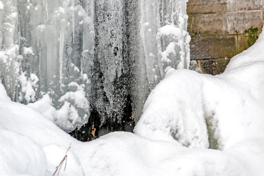 寒意环境瀑布的冷冻喷水式器岩石图片
