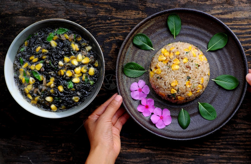 植物的黑色午餐炒饭和素食海草汤越南健康非肉食物越南健康非肉食品油炸图片