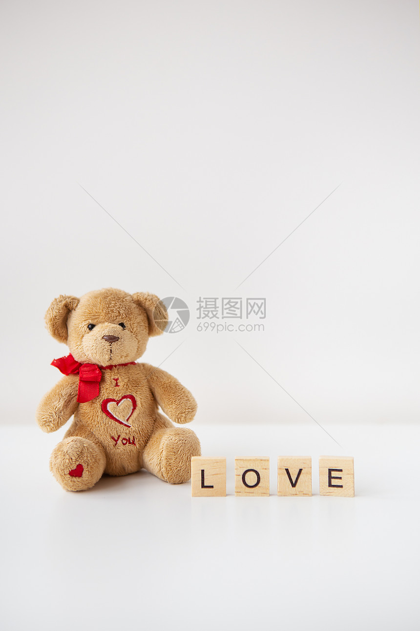 可爱的优质瓦伦多人白日泰迪熊和木字加上刻着爱情的木信写着华伦人白日泰迪熊和刻着爱情的木字母写着刻爱的木书目图片