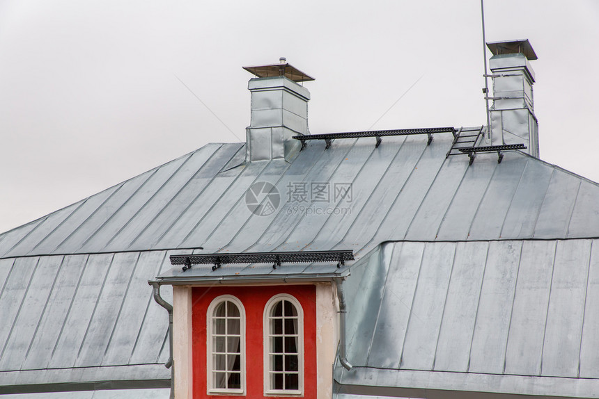雨水芬兰房屋的金属锌顶防雨窗户图片