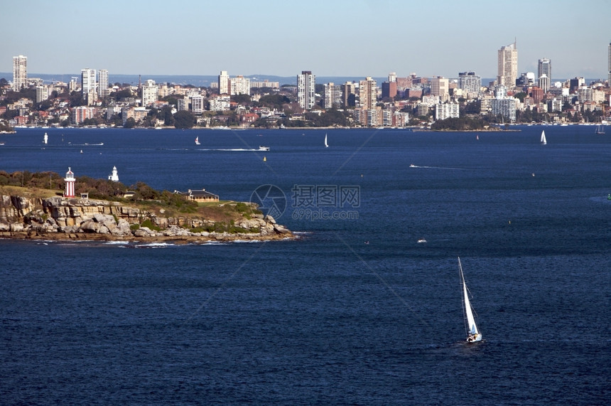 灯塔新的在澳大利亚悉尼的港湾天际和船只口图片